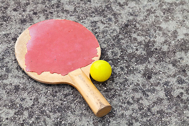 eseguire il ping pong raquet - construction material torn run down concrete foto e immagini stock