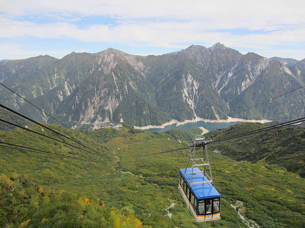 tateyama kurobe alpine route - hida bergketen stockfoto's en -beelden