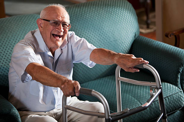 老人男性のソファー、ウォーカーズ、笑う - sc0570 ストックフォトと画像