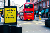 ticket-machine-und-roten-doppeldeckerbus-in-london.jpg?b=1&s=170x170&k=20&c=Y-Nq1XrBLub9uQxk8UJkOmSIWxHvTLNiTQ12U2eJi7Y=