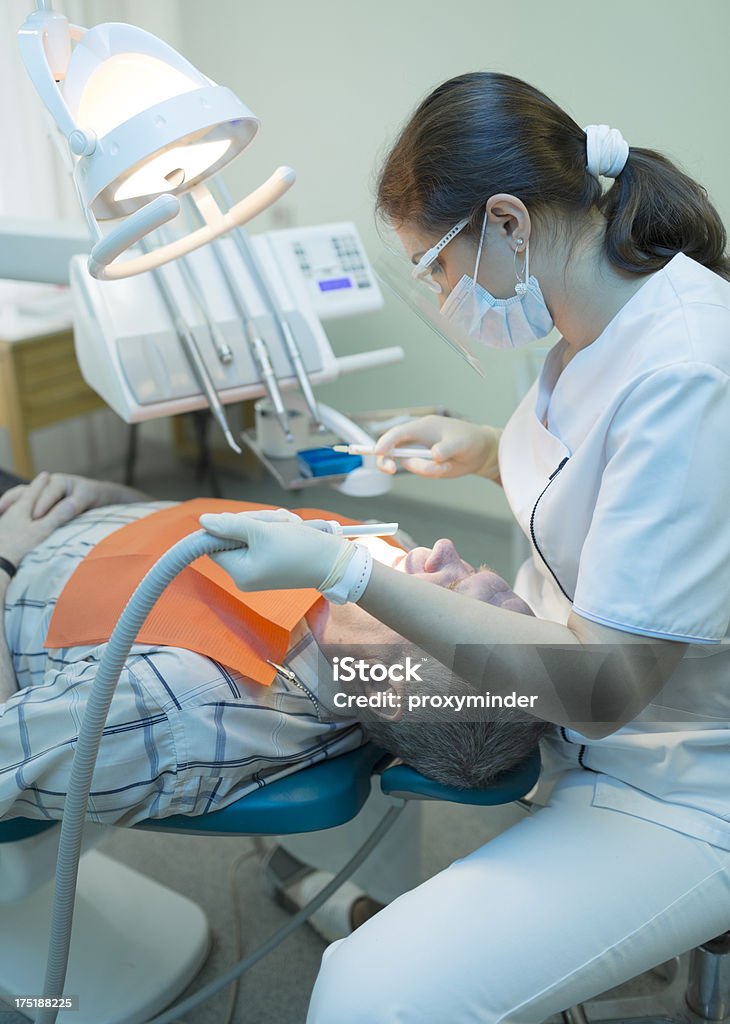 Пациент и Стоматолог в офисе стоматолога - Стоковые фото Белый роялти-фри
