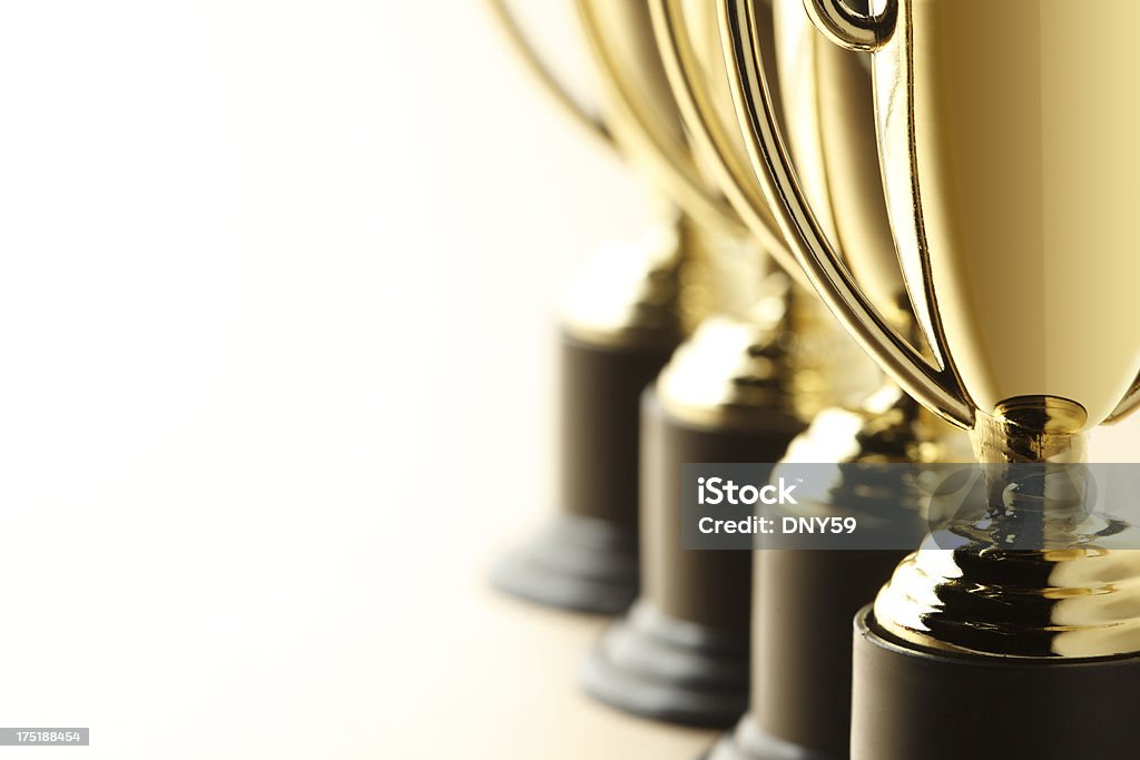 Fileira de ouro troféus - Foto de stock de Prêmio royalty-free