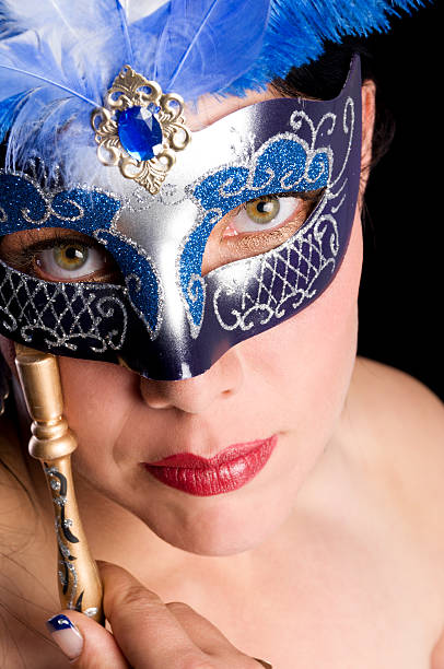 kopf und schultern von frau mit blauen maske. - women masquerade mask mardi gras front view stock-fotos und bilder