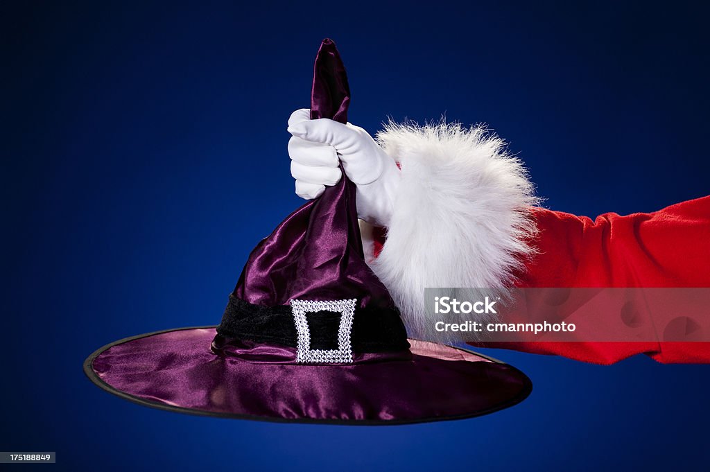 Mano Santa Claus sombrero de bruja - Foto de stock de Blanco - Color libre de derechos