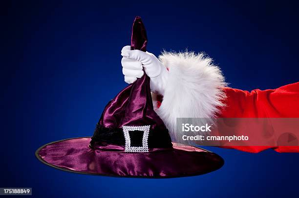 Mano Santa Claus Sombrero De Bruja Foto de stock y más banco de imágenes de Blanco - Color - Blanco - Color, Celebración - Acontecimiento, Decoración - Objeto