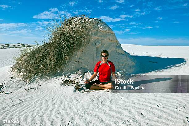 Ioga No Monumento Nacional White Sands Novo México Eua - Fotografias de stock e mais imagens de Adulto