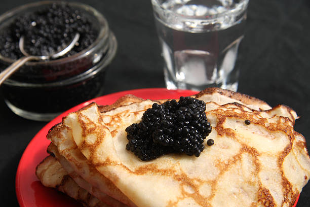 blinis e caviar preto, vodca - appetizer caviar gourmet blini - fotografias e filmes do acervo