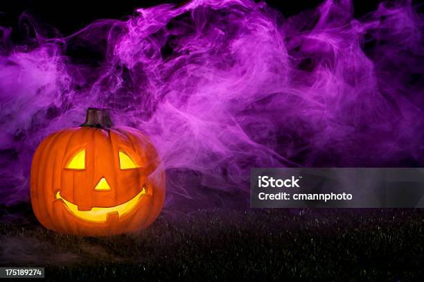 Foto de Foggy Jack O Lantern e mais fotos de stock de Dia das Bruxas - Dia das Bruxas, Roxo, Assustador