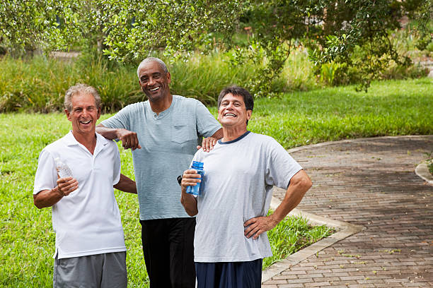 homens caminhando no parque após o exercício - sc0569 - fotografias e filmes do acervo