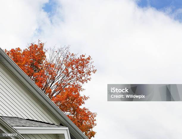 Tło Jesień House - zdjęcia stockowe i więcej obrazów Jesień - Jesień, Dach, Biały