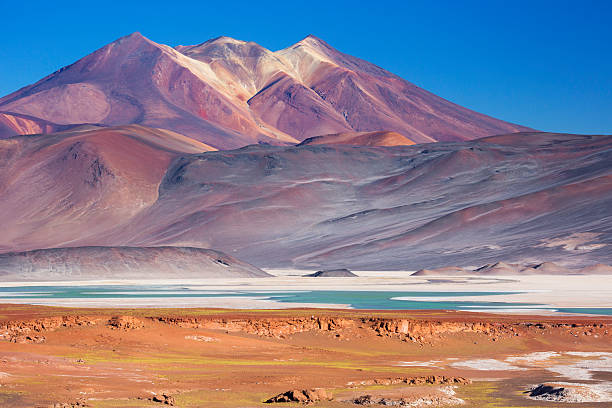 солончак de talar и окружающие вулканов, пустыня атакама, чили - volcanic mountains стоковые фото и изображения