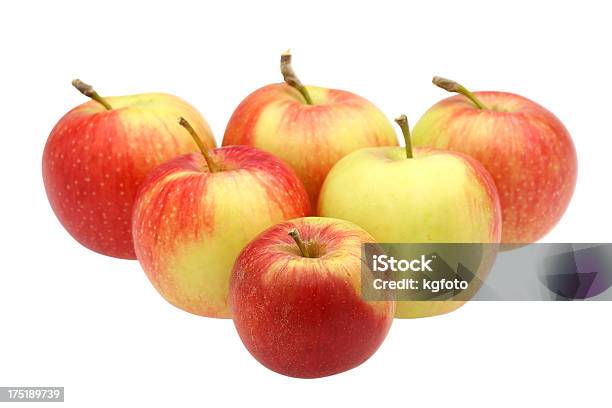 Seis Rojo Manzanas Aislado En Blanco Foto de stock y más banco de imágenes de Comida sana - Comida sana, Fotografía - Imágenes, Frescura