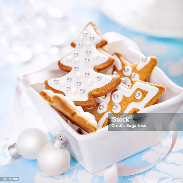 Foto de Biscoitos De Gengibre e mais fotos de stock de Arte e Artesanato - Assunto - Arte e Artesanato - Assunto, Assado no Forno, Azul