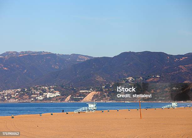 Spiaggia Di Santa Monica E Montagne - Fotografie stock e altre immagini di Acqua - Acqua, Albero, Ambientazione esterna