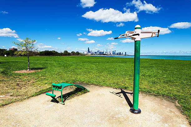 estación de ejercicios en el burnham park, chicago - grounds city life park grant park fotografías e imágenes de stock