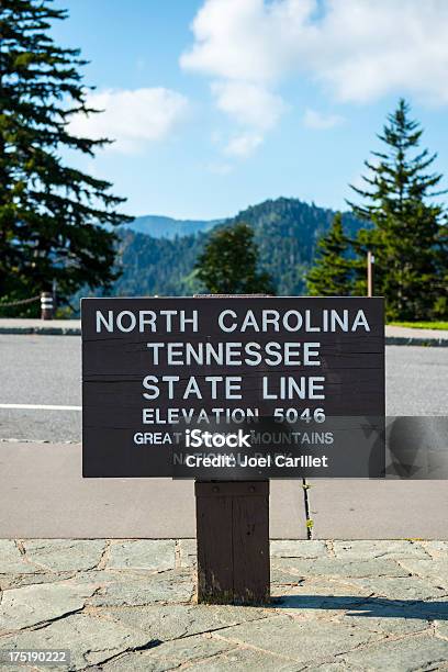 Photo libre de droit de State Line Dans Les Great Smoky Mountains banque d'images et plus d'images libres de droit de Parc National des Great Smoky Mountains - Parc National des Great Smoky Mountains, Signalisation, Caroline du Nord - État américain