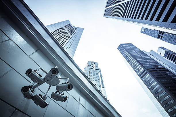 groupe de cctv caméra de surveillance dans le quartier financier de singapour - desaturated photos et images de collection