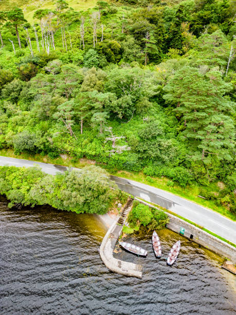 piccolo molo e strada intorno a doo lough - republic of ireland mayo road lake foto e immagini stock