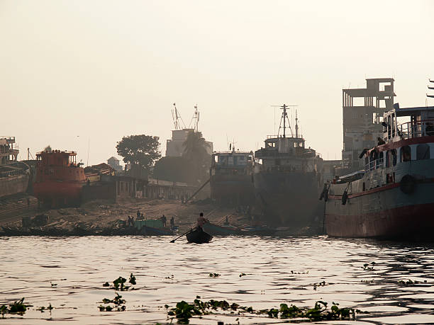 rio buriganga em dhaka poluídas por ignorância humana - sitakunda imagens e fotografias de stock