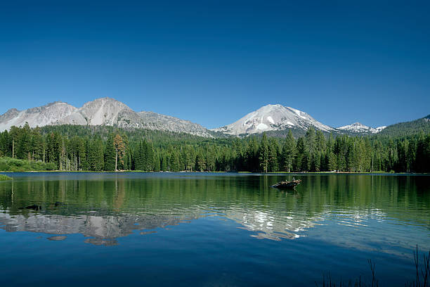 ラッセン火山国立公園 - manzanita lake ストックフォトと画像