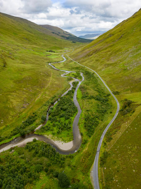 strada intorno al fiume glenummera - republic of ireland mayo road lake foto e immagini stock