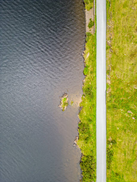 strada intorno a doo lough - republic of ireland mayo road lake foto e immagini stock