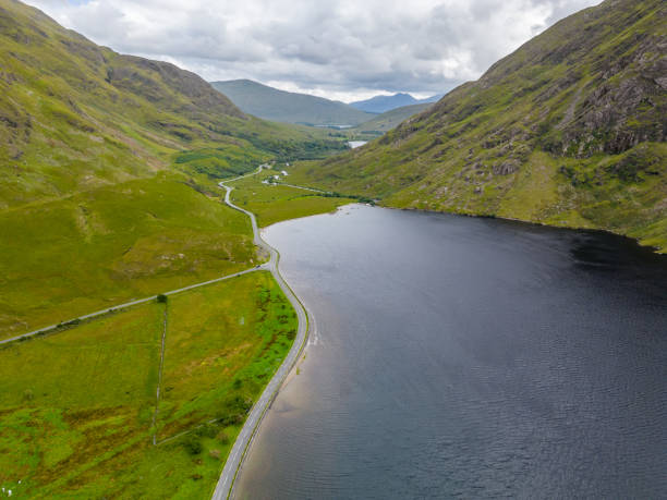 strada intorno a doo lough - republic of ireland mayo road lake foto e immagini stock