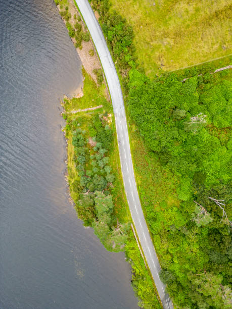 strada intorno a doo lough - republic of ireland mayo road lake foto e immagini stock