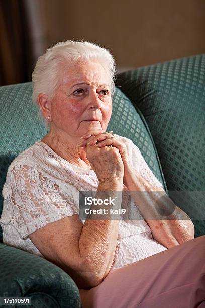 Обеспокоенный Пожилая Женщина Сидящая На Кушетке — стоковые фотографии и другие картинки 70-79 лет - 70-79 лет, 80-89 лет, Белые волосы