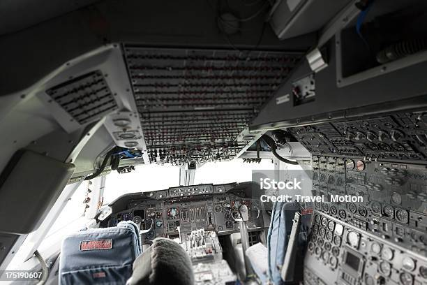 Interior De Un Avión Cabina De Foto de stock y más banco de imágenes de Acelerador - Acelerador, Aeropuerto, Asiento de vehículo