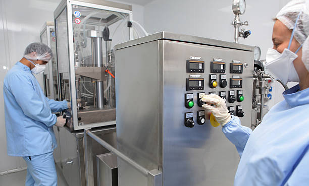 farmacêutico preparar máquina para fabricação de medicina - máquina de manufactura farmacêutica - fotografias e filmes do acervo