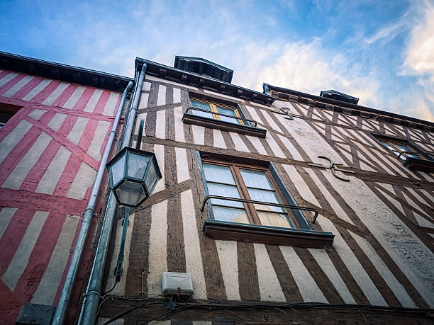 la arquitectura tradicional en orleans, francia - orleans fotografías e imágenes de stock