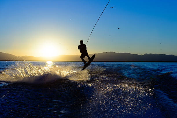 wakeboarder на закате - wakeboarding waterskiing water ski sunset стоковые фото и изображения