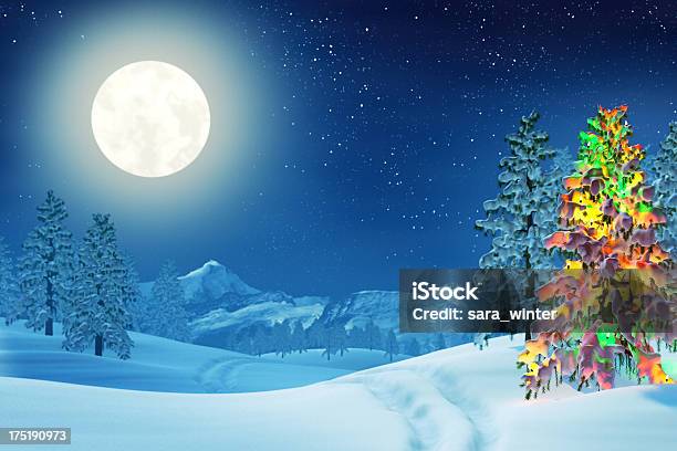 Árbol De Navidad En Paisaje De Invierno En La Noche De La Luna Foto de stock y más banco de imágenes de Estrella