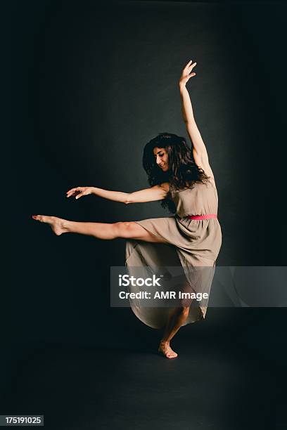 Bailarín Foto de stock y más banco de imágenes de Bailar - Bailar, Bailarín, Descalzo