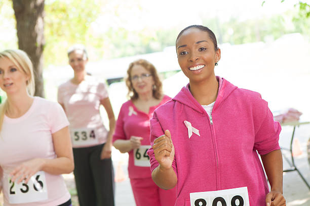 runner running в благотворительные рака молочной железы в беге - cancer charity and relief work women walking стоковые фото и изображения