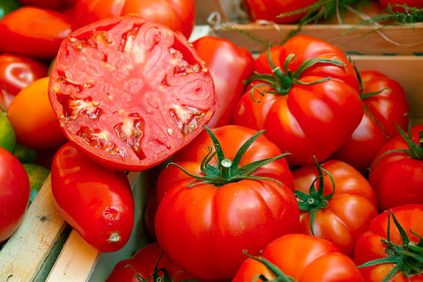 얇게 썬 잘 익은 비프스테이크 토마토색 시장 - plum tomato 이미지 뉴스 사진 이미지