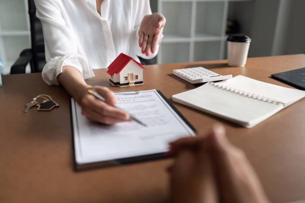 istock Real Estate Agent explain Property insurance and security concept about house to client before sign contract 1751912008