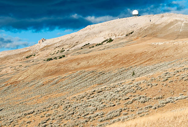 обтекатель антенны на горного саммита в штате вайоминг - radar dome mountain range mountain hill стоковые фото и изображения