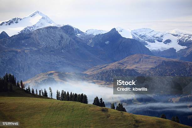 Foto de Hills Sky Árvores E Nuvens Em Prados Ensolarados Alpes Suíços e mais fotos de stock de Agricultura