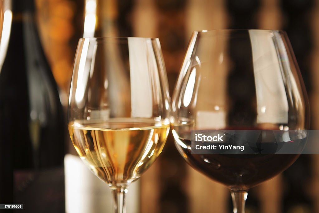 Vermelho, branco e taças de vinho na adega de degustação de vinhos - Foto de stock de Taça de vinho royalty-free