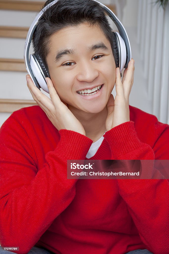 Sorridente homem asiático com auscultadores - Royalty-free 20-24 Anos Foto de stock