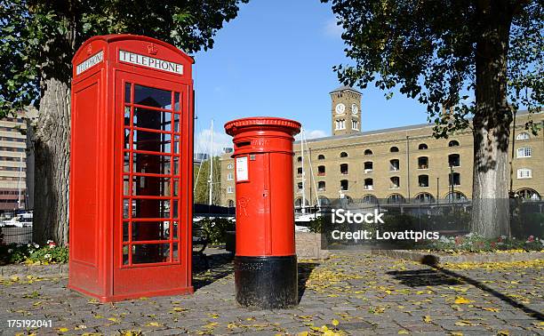 Teléfono Rojo Y De La Caja De Londres Foto de stock y más banco de imágenes de Azul - Azul, Buzón de cartas, Buzón postal