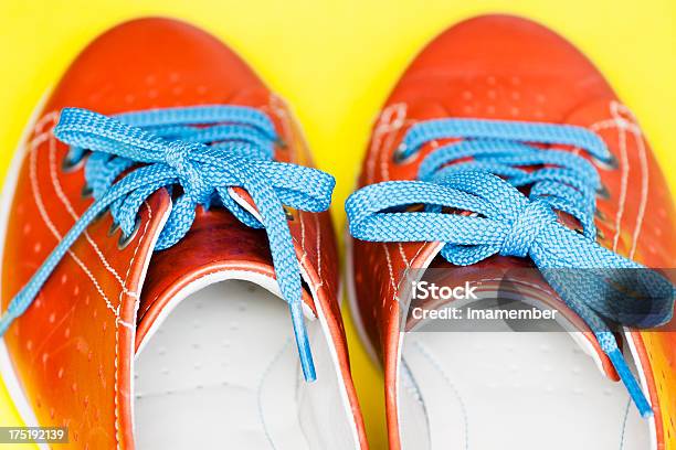 Foto de Detalhe Par De Tênis Feminino Em Couro Laranja Com Cadarço Azul e mais fotos de stock de Azul