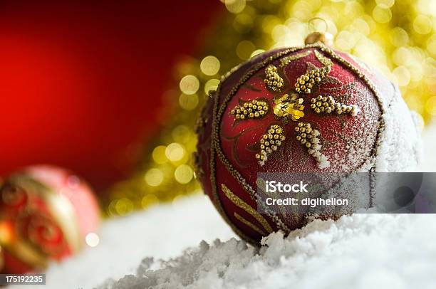 Bolas Para Árvore De Natal Em Fundo Desfocado Luzes - Fotografias de stock e mais imagens de Bola de Árvore de Natal