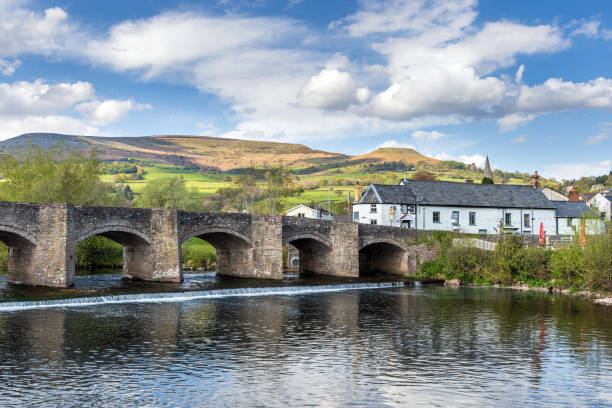 crickhowell bridge - river usk imagens e fotografias de stock