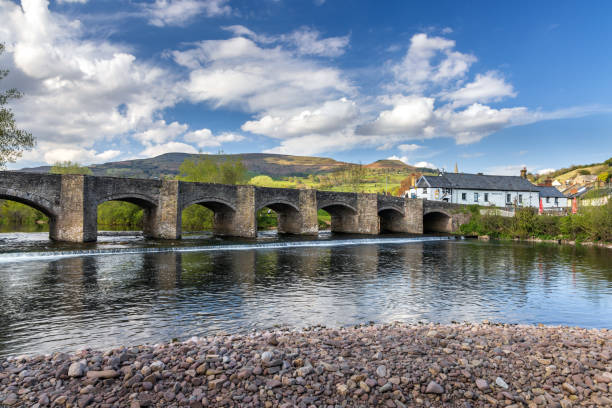 ponte crickhowell, parque nacional brecon beacons - river usk - fotografias e filmes do acervo