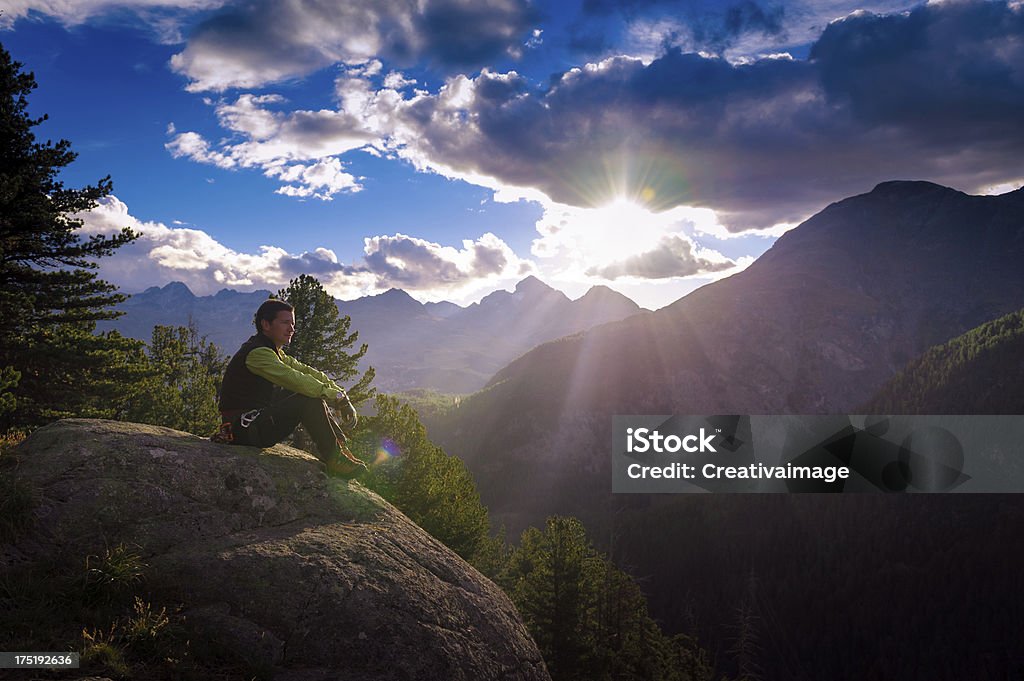 Homme au lever du soleil sur la montagne - Photo de Paradisiaque libre de droits