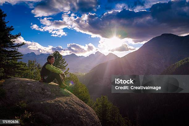 Foto de Homem No Nascer Do Sol Da Montanha e mais fotos de stock de Idílico - Idílico, Longa Caminhada, Cultura Suíça