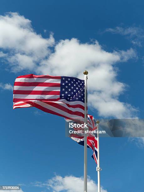 Bandera De Los Estados Unidos Y Gran Bretaña Foto de stock y más banco de imágenes de Arte cultura y espectáculos - Arte cultura y espectáculos, Azul, Bandera